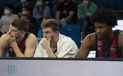 Jugadores del Baskonia en el banquillo ante el Barcelona