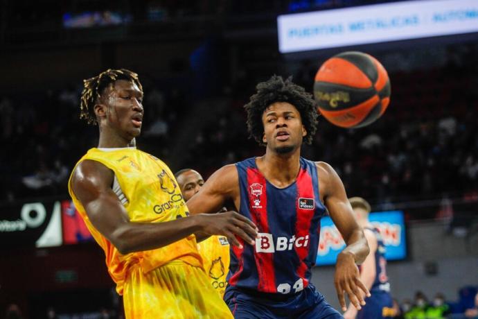 Enoch, junto a Khalifa Diop durante el reciente partido entre el Baskonia y el Gran Canaria.