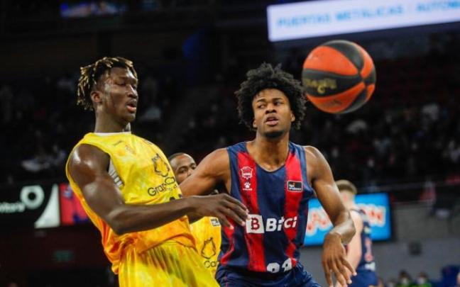 Enoch, junto a Khalifa Diop durante el reciente partido entre el Baskonia y el Gran Canaria.
