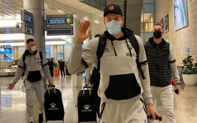 Rokas Giedraitis saluda a la cámara en un aeropuerto