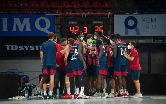 La joven plantilla azulgrana hace piña tras un entrenamiento.