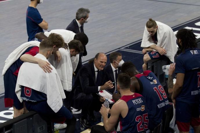 Dusko Ivanovic se dirige a sus jugadores durante un tiempo muerto