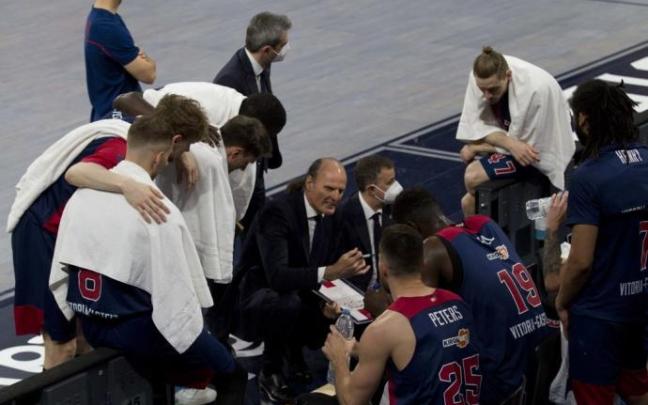 Dusko Ivanovic se dirige a sus jugadores durante un tiempo muerto