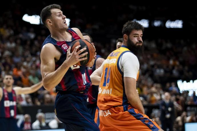 Wetzell protege el balón ante Dubljevic