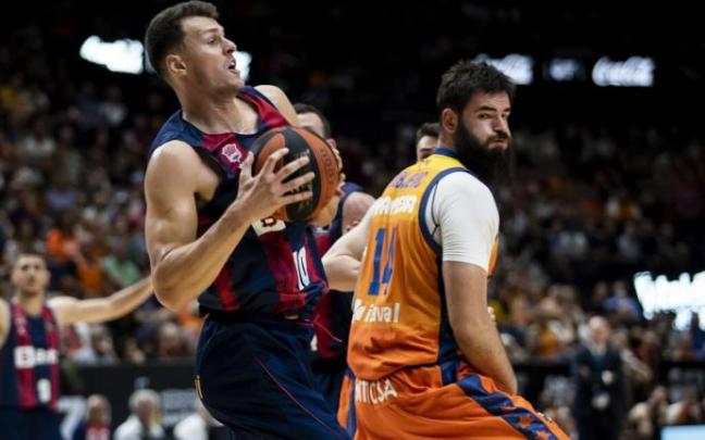 Wetzell protege el balón ante Dubljevic