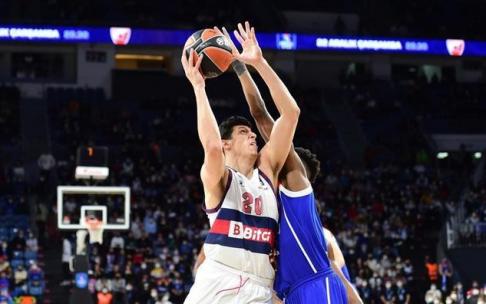 Partido entre Efes y Baskonia