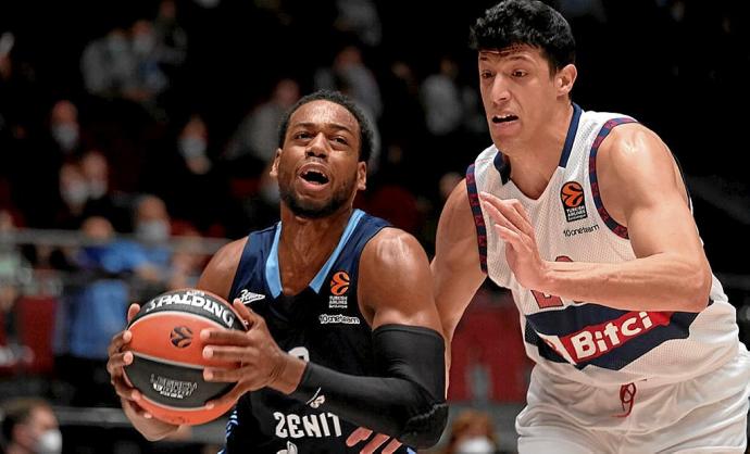 Jordan Loyd trata de eludir el marcaje del baskonista Fontecchio, durante el partido entre el Zenit San Petersburgo y Bitci Baskonia. Foto: Euroliga