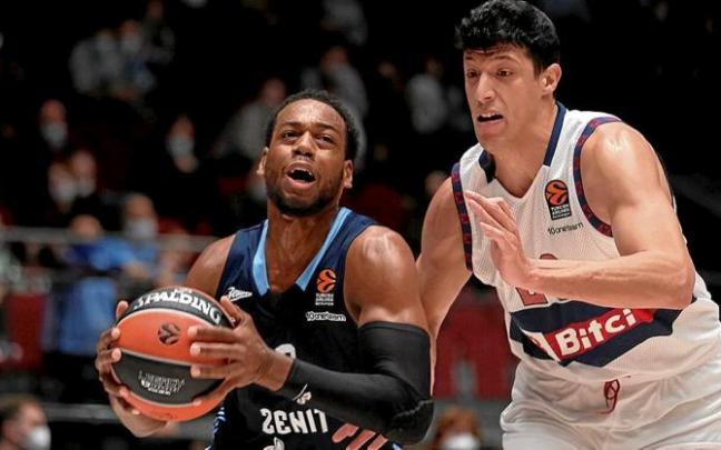Jordan Loyd trata de eludir el marcaje del baskonista Fontecchio, durante el partido entre el Zenit San Petersburgo y Bitci Baskonia. Foto: Euroliga