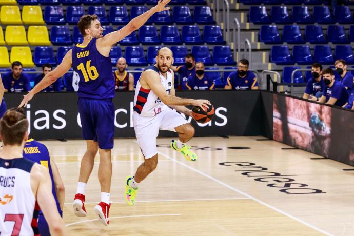 Quino Colom del Baskonia en acción contra Pau Gasol del Fc Barcelona.