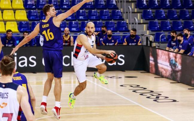 Quino Colom del Baskonia en acción contra Pau Gasol del Fc Barcelona.