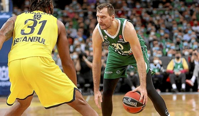 "Echo en falta jugar en el Baskonia, me hice a la ciudad y al club y me encontraba cómodo allí"