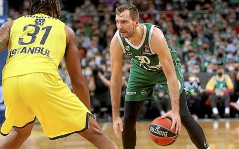 "Echo en falta jugar en el Baskonia, me hice a la ciudad y al club y me encontraba cómodo allí"