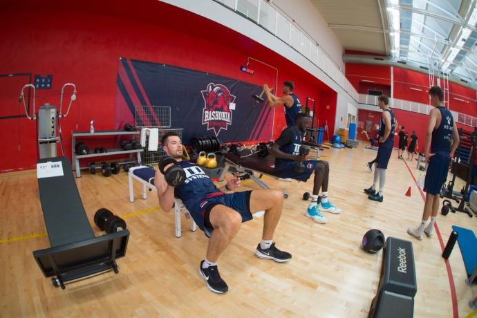 Jugadores del Baskonia, durante un entrenamiento en el gimnasio.