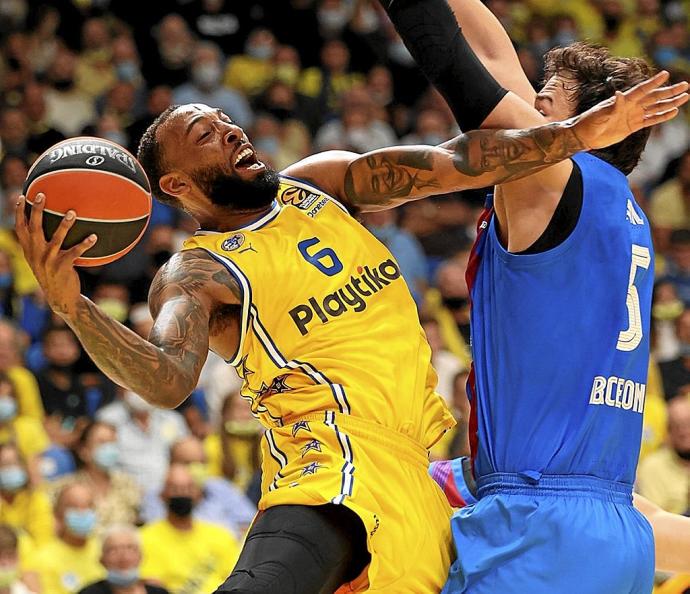 Derrick Williams choca contra Sanli en la victoria del Maccabi ante el Barcelona por 85-68 la pasada semana. Foto: Euroliga