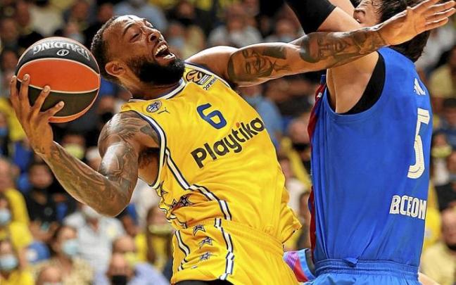Derrick Williams choca contra Sanli en la victoria del Maccabi ante el Barcelona por 85-68 la pasada semana. Foto: Euroliga