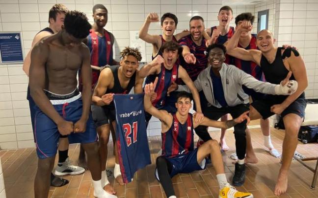 La plantilla azulgrana celebra el triunfo conseguido contra Mondragon Unibertsitatea