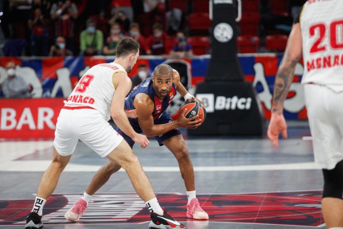 Granger con el balón en presencia de Motiejunas y Westermann.