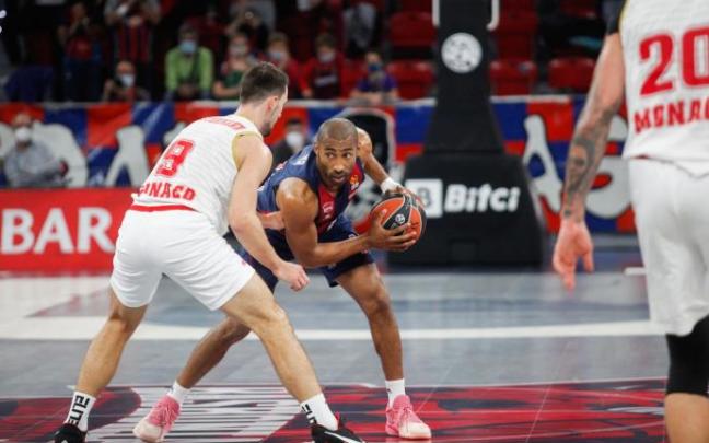 Granger con el balón en presencia de Motiejunas y Westermann.