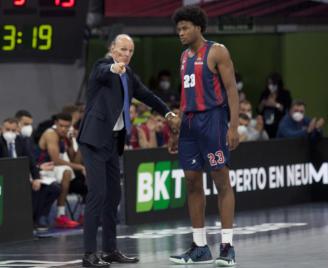 Dusko Ivanovic da instrucciones a Enoch en un partido anterior.