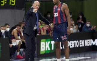 Dusko Ivanovic da instrucciones a Enoch en un partido anterior.