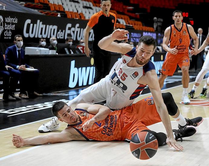 Peters se lanza al suelo a por un balón en pugna con Marinkovic en el partido que supuso la eliminación continental del Baskonia