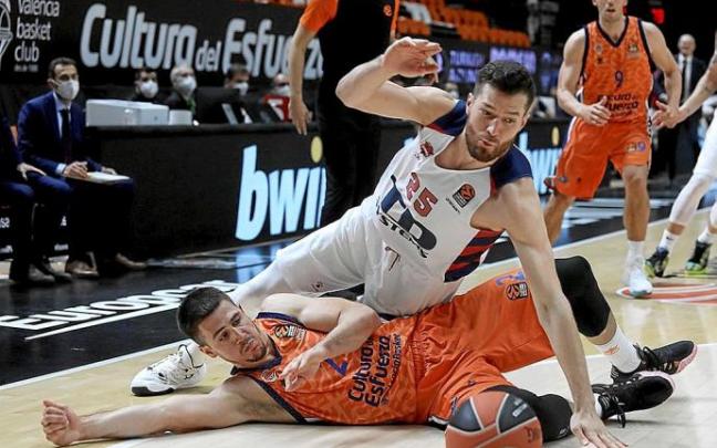 Peters se lanza al suelo a por un balón en pugna con Marinkovic en el partido que supuso la eliminación continental del Baskonia