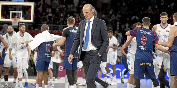 Un cariacontecido Dusko Ivanovic enfila el camino de los vestuarios tras la contundente derrota recibida por el Baskonia frente al Real Madrid. Foto: Josu Chavarri