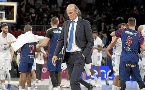Un cariacontecido Dusko Ivanovic enfila el camino de los vestuarios tras la contundente derrota recibida por el Baskonia frente al Real Madrid. Foto: Josu Chavarri