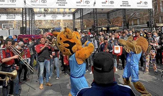 Garras, mascota de la Minicopa y Maximus, del Obradoiro, bailan al son de la Fanfarre Biotzatarrak.