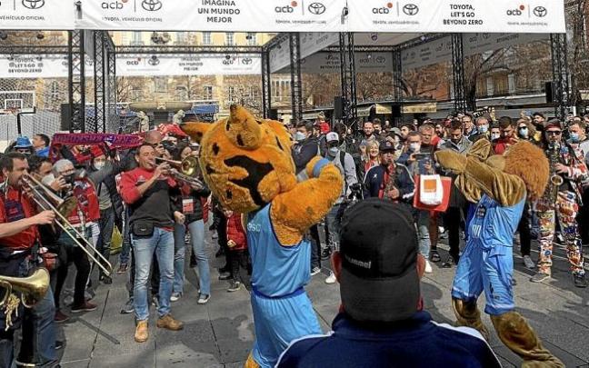 Garras, mascota de la Minicopa y Maximus, del Obradoiro, bailan al son de la Fanfarre Biotzatarrak.