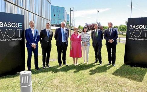 Foto de familia ayer, a las puertas de CIC energiGUNE en el Parque Tecnológico de Álava, de los socios fundadores de BasqueVolt. Foto: Pilar Barco