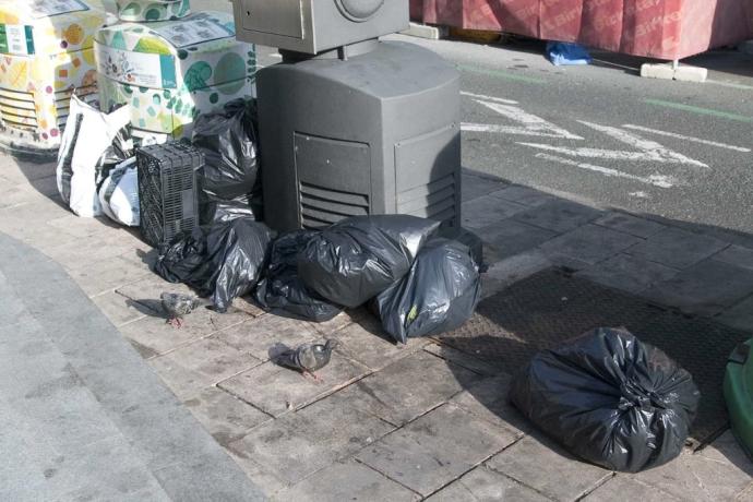 Basura fuera de los contenedores.