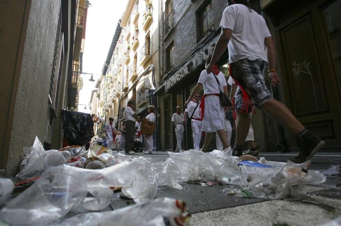 Vasos y botellas de plástico en una calle del Casco Viejo en Sanfermines.