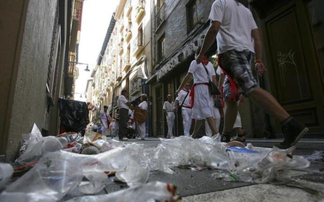 Vasos y botellas de plástico en una calle del Casco Viejo en Sanfermines. Vasos y botellas de plástico en una calle del Casco Viejo en Sanfermines.