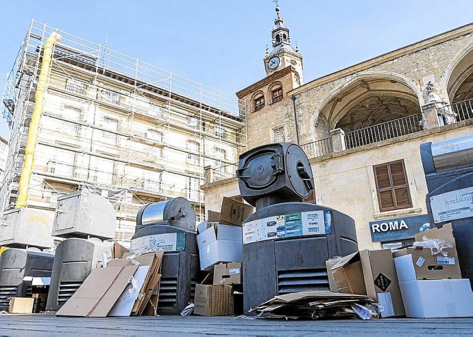 Cajas de cartón, en la mañana de ayer, junto a los buzones de la plaza de la Virgen Blanca.