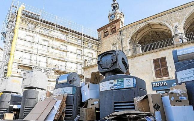 Cajas de cartón, en la mañana de ayer, junto a los buzones de la plaza de la Virgen Blanca.