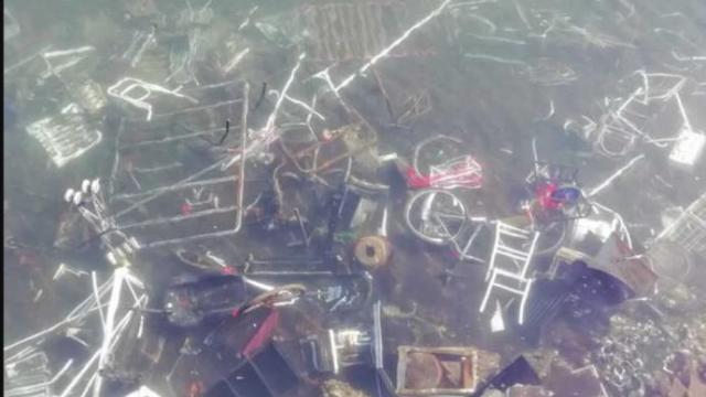 Enseres y objetos arrojados al lecho del Urumea a su paso por Donostia.