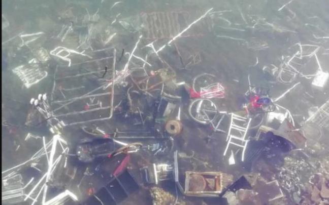 Enseres y objetos arrojados al lecho del Urumea a su paso por Donostia.