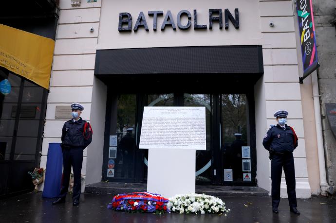 El homenaje más emotivo ha tenido lugar ante la sala Bataclán donde fueron asesinadas 90 personas