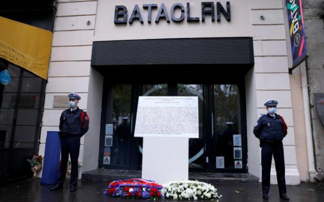 El homenaje más emotivo ha tenido lugar ante la sala Bataclán donde fueron asesinadas 90 personas El homenaje más emotivo ha tenido lugar ante la sala Bataclán donde fueron asesinadas 90 personas
