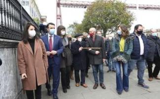 Juan Azkarate, con bastón, es el último superviviente de la batalla de Matxitxako.