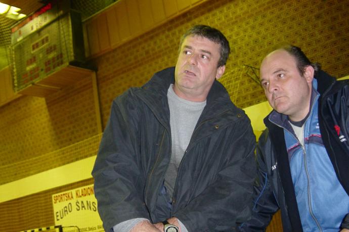 El ex jugador del San Antonio "Bata" conversando con Zupo antes de un partido del Portland San Antonio contra el Partizán