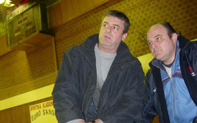 El ex jugador del San Antonio "Bata" conversando con Zupo antes de un partido del Portland San Antonio contra el Partizán