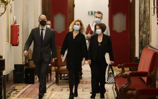 "La presidenta del Congreso fue informada de que el diputado quería ejercer el voto presencialmente", defiende Casado.