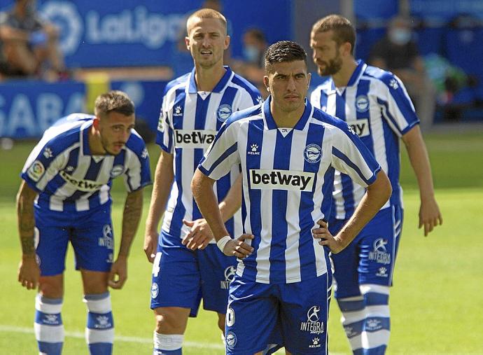 Battaglia, Joselu, Ely y Laguardia aguardan una decisión del VAR durante el Alavés-Betis disputado en Mendizorroza. Foto: Alex Larretxi