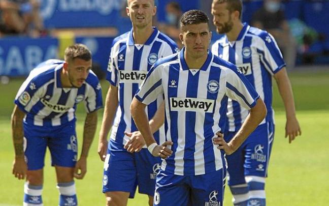 Battaglia, Joselu, Ely y Laguardia aguardan una decisión del VAR durante el Alavés-Betis disputado en Mendizorroza. Foto: Alex Larretxi