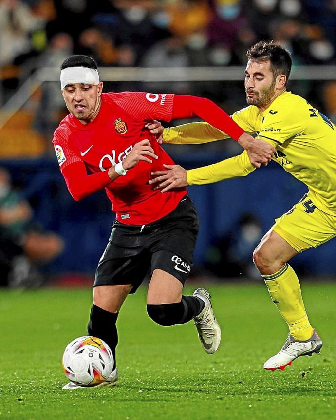 Battaglia intenta superar a Manu Trigueros durante el último Villarreal-Mallorca en La Cerámica. Foto: E.P.