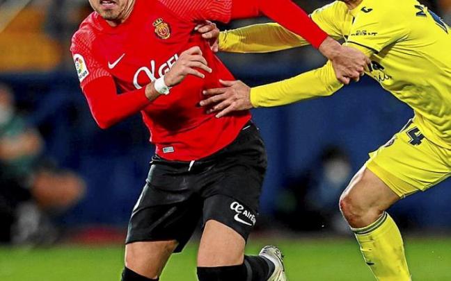 Battaglia intenta superar a Manu Trigueros durante el último Villarreal-Mallorca en La Cerámica. Foto: E.P.