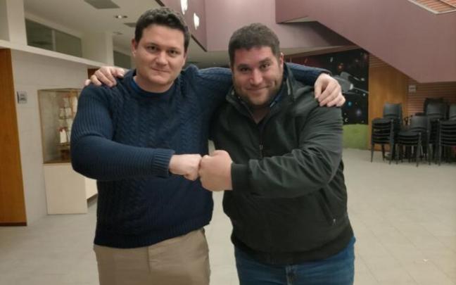 Cristian Pérez (izda), el nuevo director de la banda, y Christian Jiménez, el peraltés que le cede el cargo tras diez años. Cristian Pérez (izda), el nuevo director de la banda, y Christian Jiménez, el peraltés que le cede el cargo tras diez años.