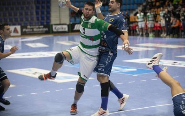 Una de las jugadas del partido que enfrentó al Helvetia con el Cangas Una de las jugadas del partido que enfrentó al Helvetia con el Cangas